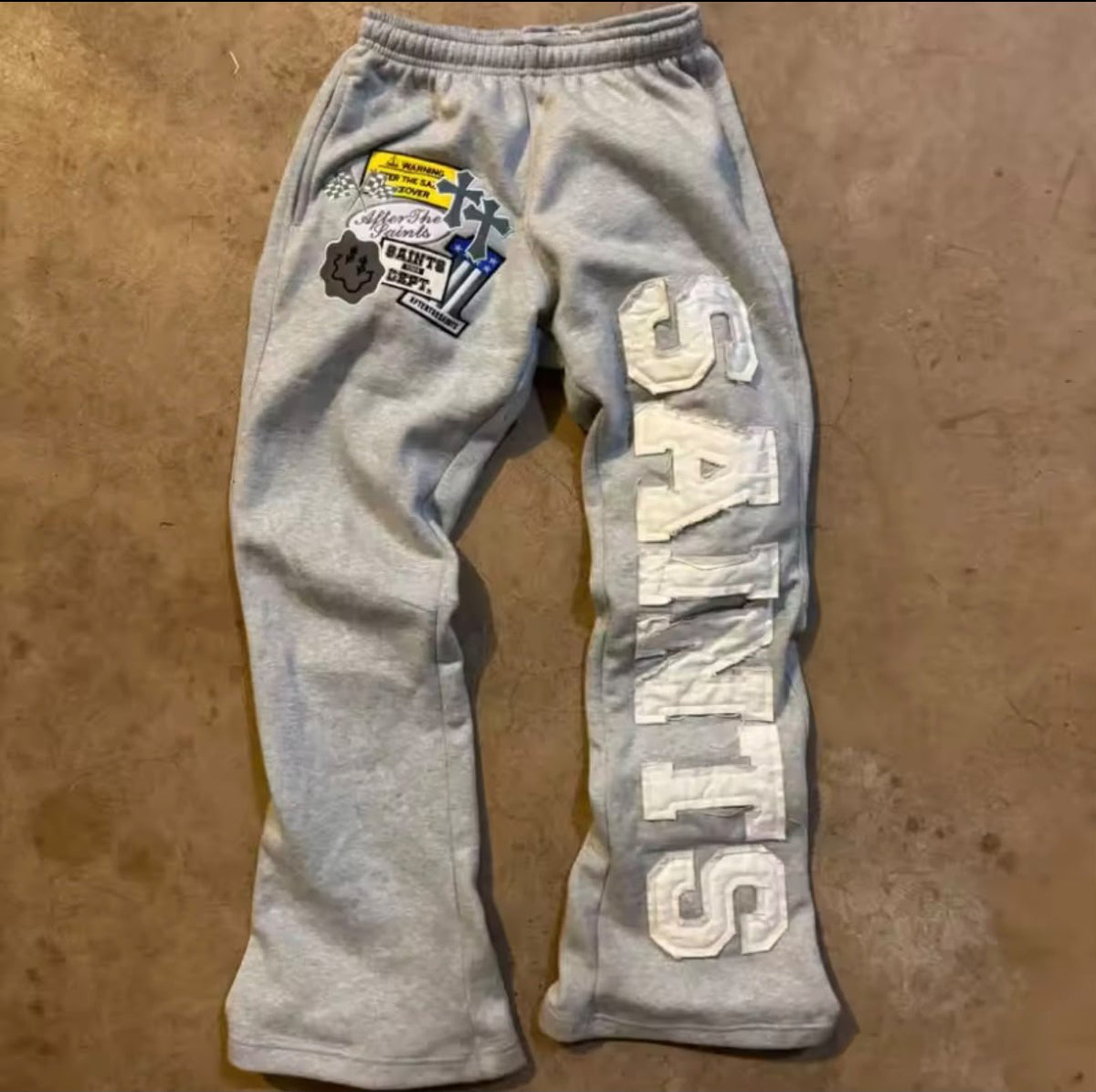 Pantalones anchos desgastados