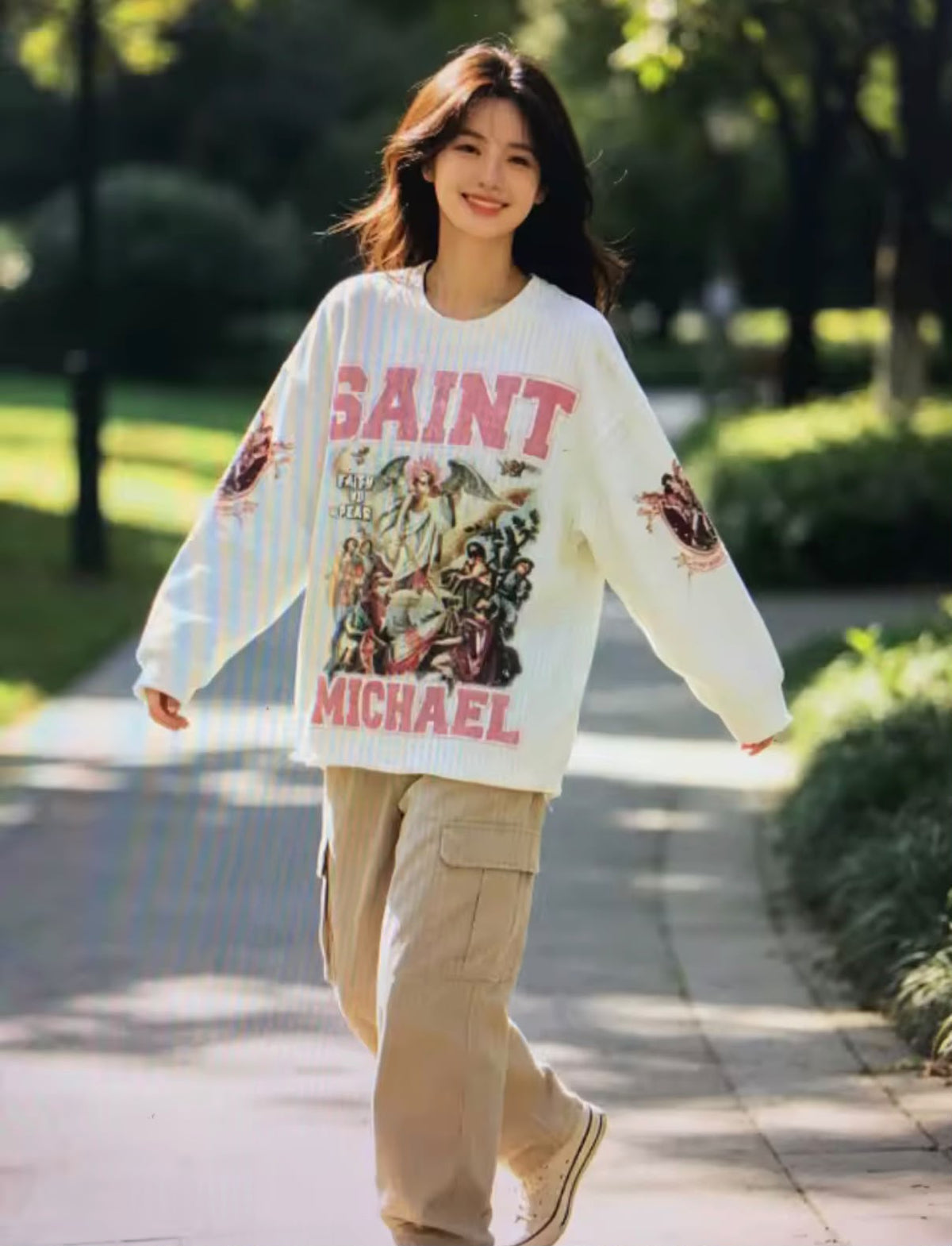 Camiseta con estampado de personajes