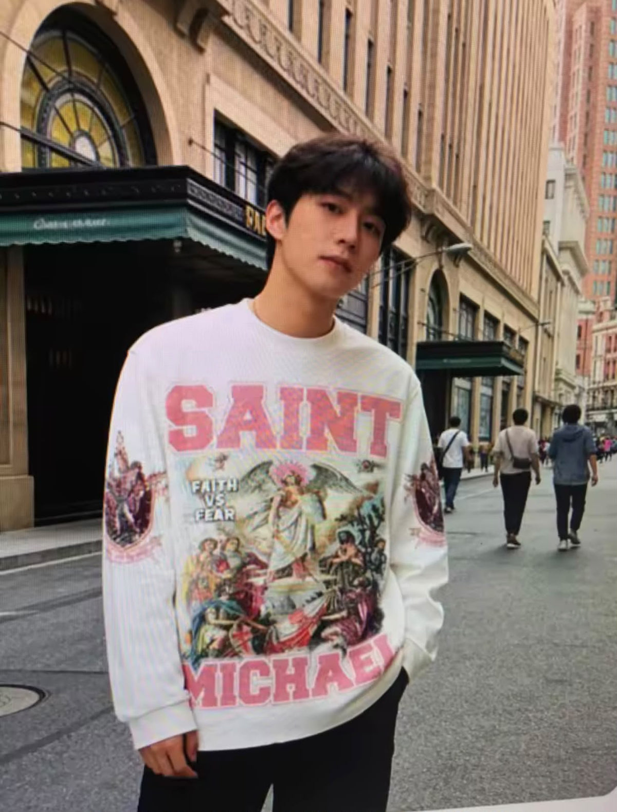 Camiseta con estampado de personajes