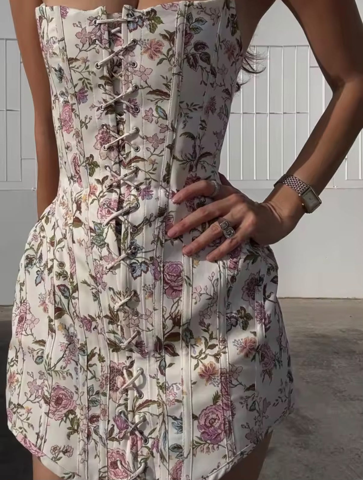 Conjunto elegante de corset minifalda de cintura alta y chaqueta de encaje
